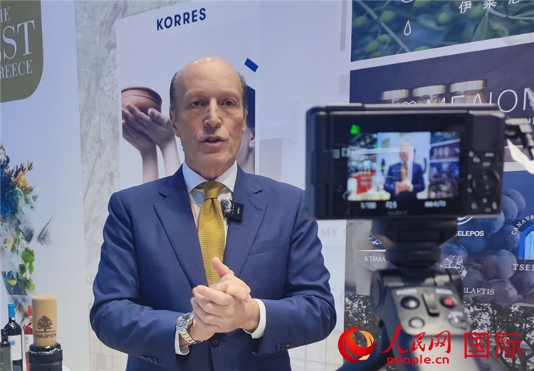 希華集團(tuán)創(chuàng)始人兼首席執(zhí)行官甘德密先生接受采訪。人民網(wǎng) 殷韜攝