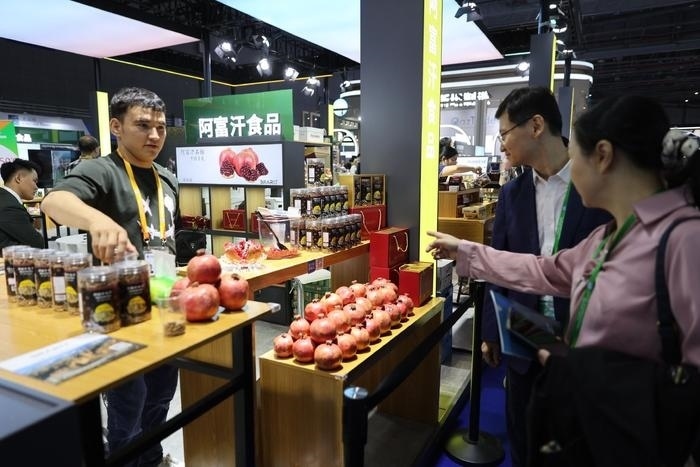 11月6日，在第六屆進博會食品及農(nóng)產(chǎn)品展區(qū)，阿富汗食品吸引參展人員。