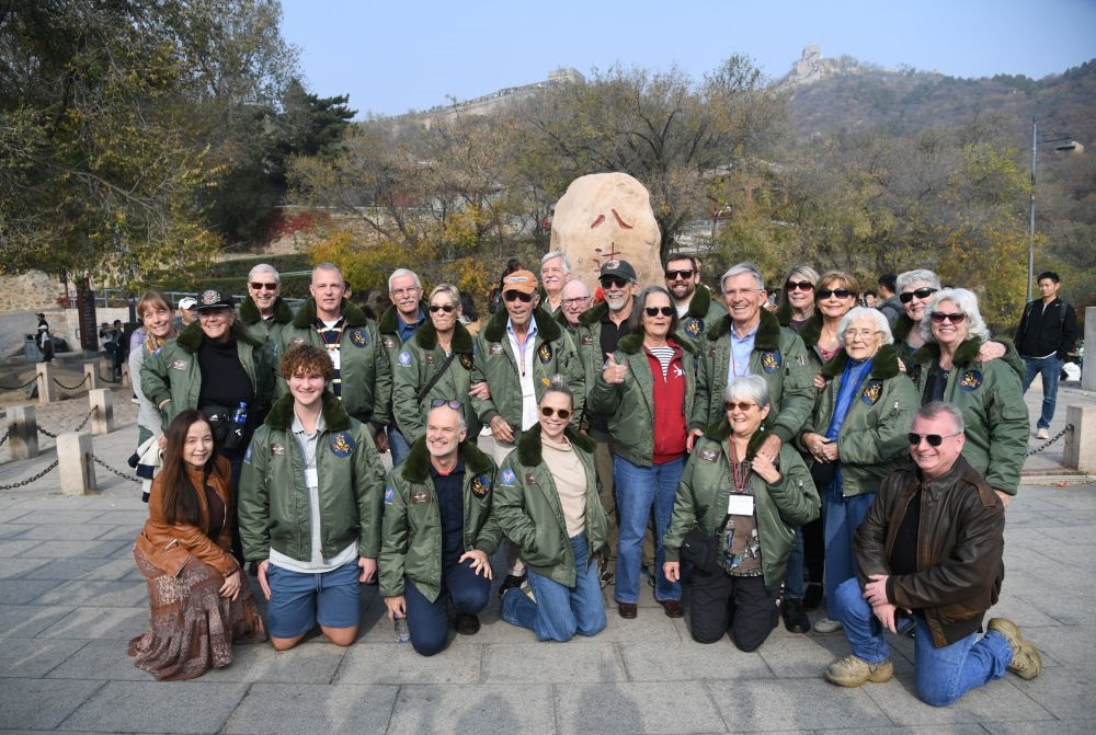 2023年10月29日，飛虎隊(duì)老兵莫耶一行人在北京八達(dá)嶺長城合影留念。當(dāng)日，美中航空遺產(chǎn)基金會(huì)訪華代表團(tuán)成員陸續(xù)抵達(dá)北京。新華社記者 任超 攝