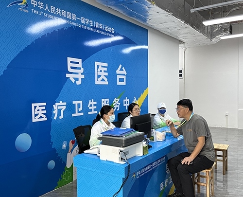 村內(nèi)住客在醫(yī)療衛(wèi)生服務(wù)中心導(dǎo)醫(yī)臺(tái)問(wèn)診。人民網(wǎng)記者 歐興榮攝