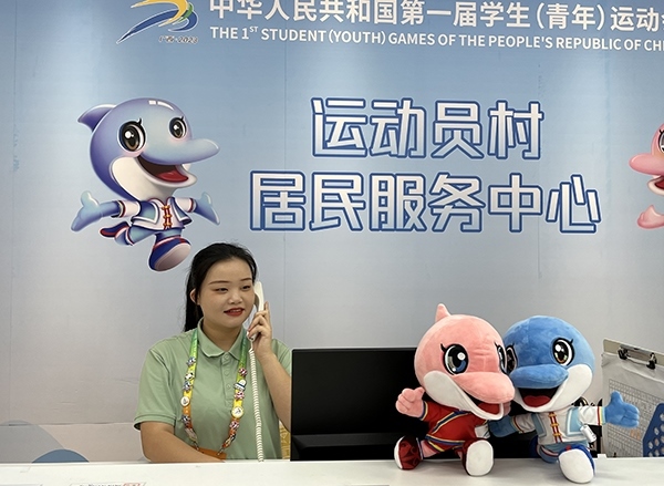 朱珊妮在接聽(tīng)住宿服務(wù)中心的熱線電話。人民網(wǎng)記者 歐興榮攝