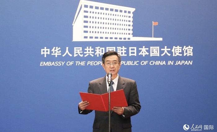 中國(guó)駐日本大使館教育處公使銜參贊杜柯偉宣讀獲獎(jiǎng)人員名單。人民網(wǎng) 許可攝