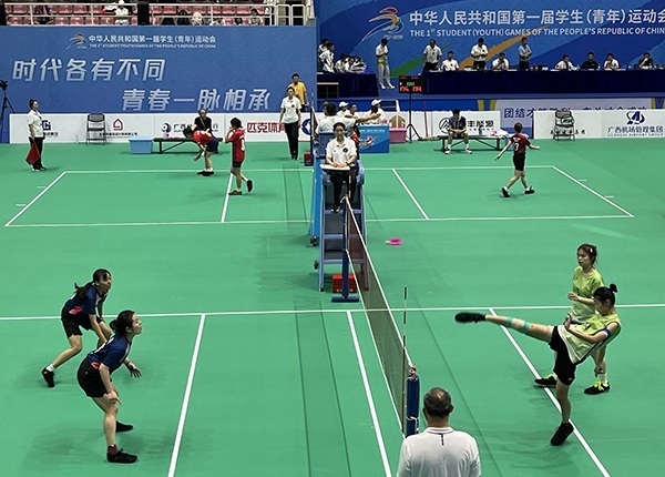 11月11日，第一屆全國學(xué)生（青年）運動會毽球（校園組）比賽現(xiàn)場。人民網(wǎng)記者 歐興榮攝