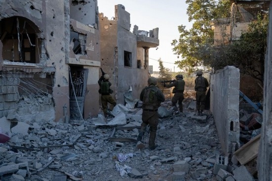 這張以色列國(guó)防軍11月12日發(fā)布的照片顯示，以軍地面部隊(duì)在加沙地帶北部開展軍事行動(dòng)。新華社發(fā)