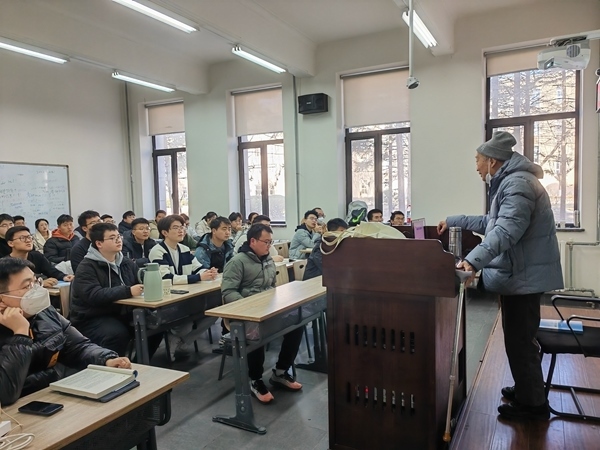 鐘萬勰院士為研究生上課。大連理工大學(xué)供圖