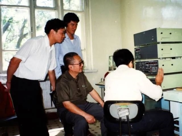 秦裕琨與團(tuán)隊(duì)在一起。哈爾濱工業(yè)大學(xué)供圖