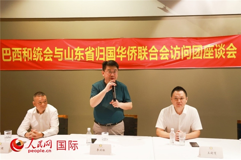 中國僑聯(lián)副主席、山東省僑聯(lián)主席李興鈺（中）在座談會上致辭。人民網(wǎng)記者 陳海琪攝