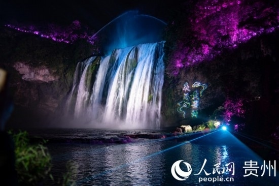 光影中的黃果樹大瀑布。人民網(wǎng) 陽茜攝