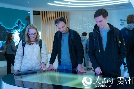在國家大數(shù)據(jù)（貴州）綜合試驗區(qū)交流體驗中心，歐亞國家記者體驗貴州大數(shù)據(jù)應用場景。人民網(wǎng) 陽茜攝