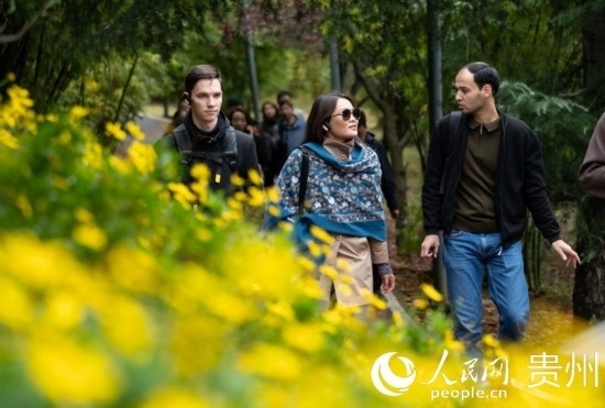 歐亞國家媒體記者走進觀山湖公園。人民網(wǎng) 陽茜攝