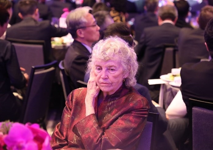 當(dāng)?shù)貢r間11月15日晚，國家主席習(xí)近平在美國舊金山出席美國友好團(tuán)體聯(lián)合舉行的歡迎宴會。在熱烈的掌聲中，習(xí)近平發(fā)表重要演講。圖為參加晚宴人士認(rèn)真聆聽演講。人民日報記者 李志偉 攝