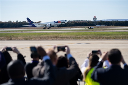 2023年11月8日，運(yùn)送大熊貓的專機(jī)從美國弗吉尼亞州的華盛頓杜勒斯國際機(jī)場(chǎng)起飛。旅居美國的大熊貓“美香”“添添”和它們?cè)谌A盛頓出生并長大的雄性幼崽“小奇跡”當(dāng)天啟程返回中國。新華社記者 劉杰攝