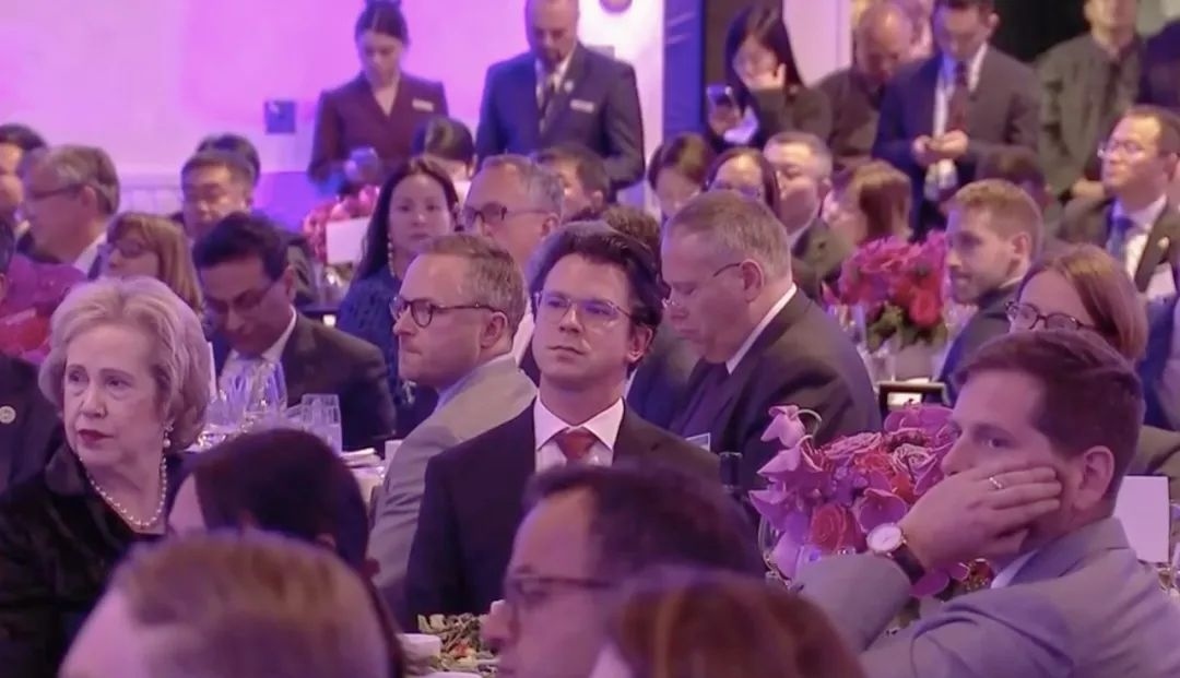 △當(dāng)?shù)貢r間11月15日晚，習(xí)近平主席在美國友好團(tuán)體聯(lián)合歡迎宴會上發(fā)表演講。圖為參加宴會的人士認(rèn)真聆聽演講。