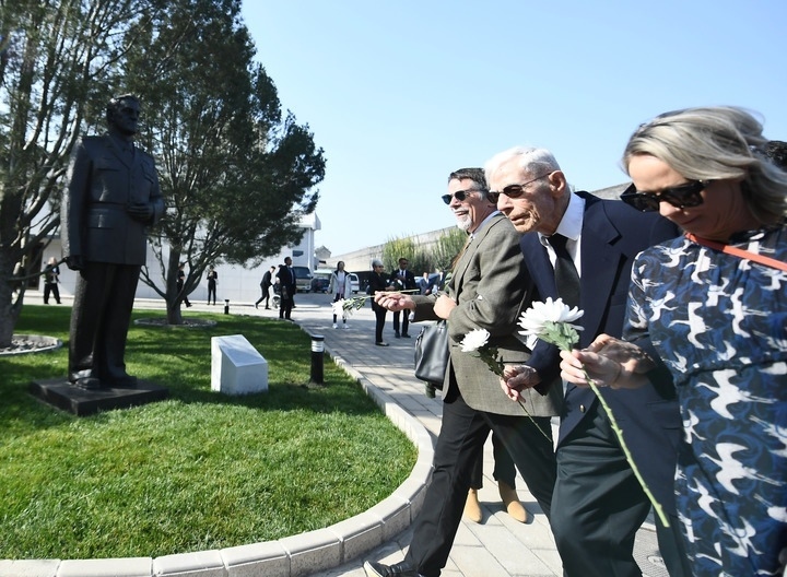 10月30日，在北京，飛虎隊老兵哈里·莫耶（中）向陳納德將軍雕像獻(xiàn)花。