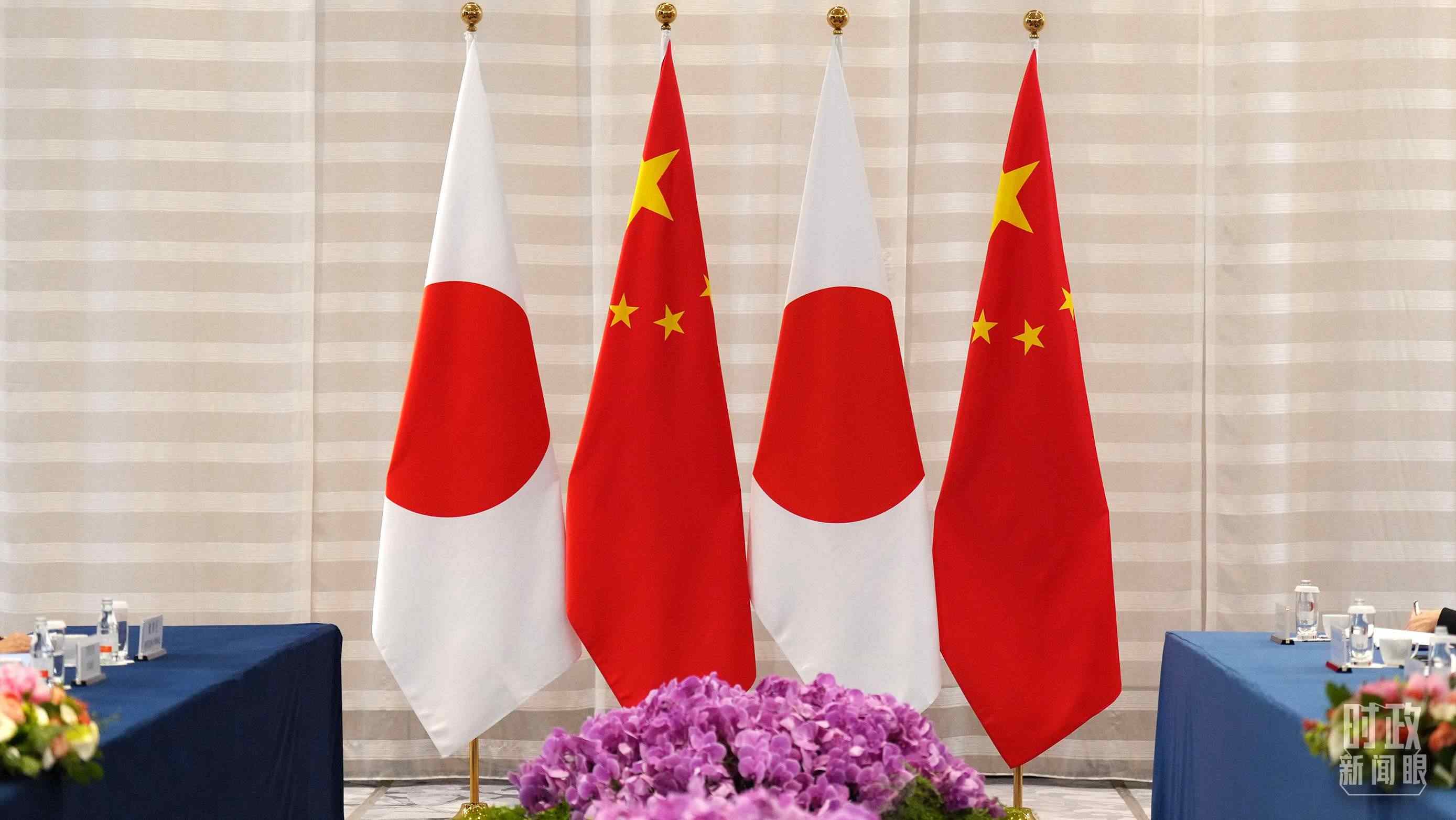 △會談現(xiàn)場的中日兩國國旗。（總臺國廣記者李晉拍攝）