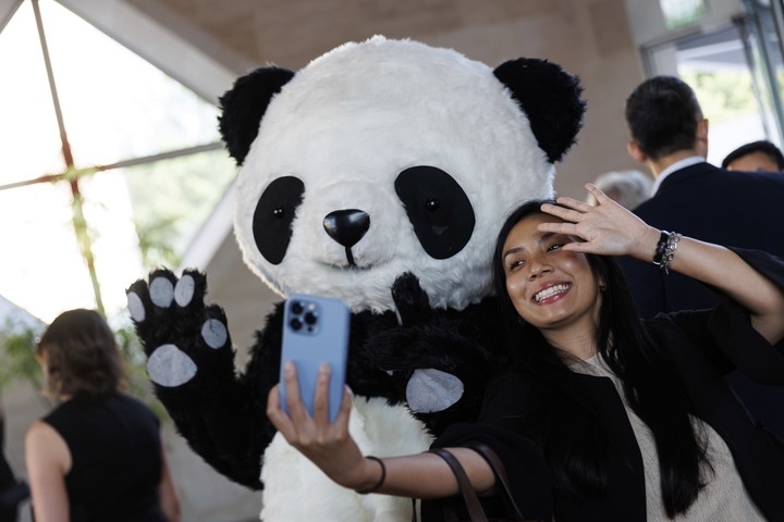 2022年8月24日，在美國華盛頓中國駐美國大使館，來賓與大熊貓玩偶合影。
