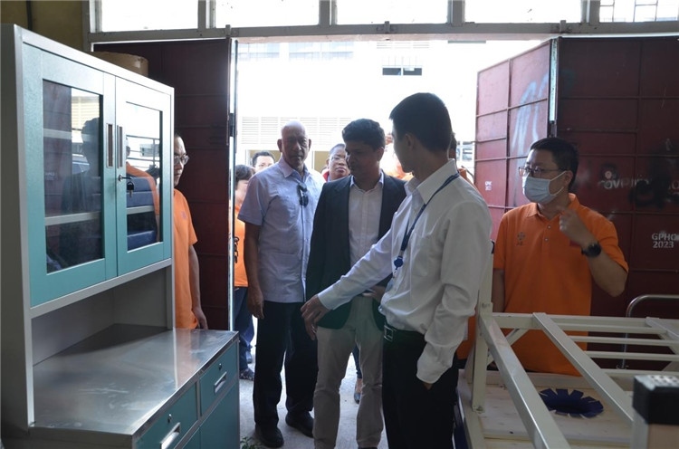 喬治敦公立醫(yī)院執(zhí)行院長(zhǎng)接收捐贈(zèng)物資。第十九期中國(guó)援圭亞那醫(yī)療隊(duì)供圖