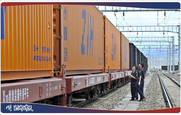 ｜｜新疆阿拉山口，中歐班列從這里經(jīng)過