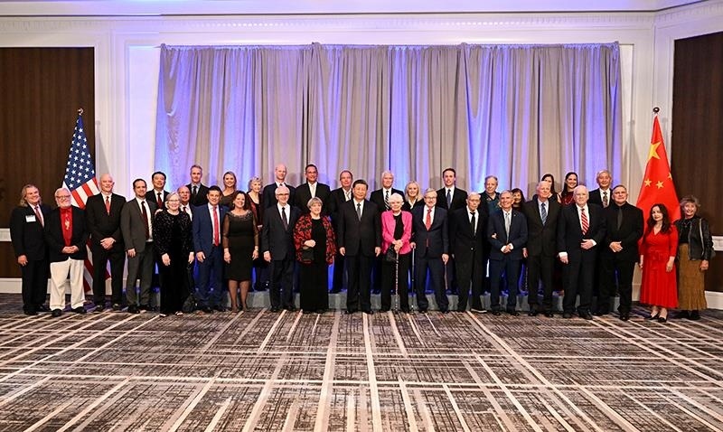 △當地時間11月15日晚，習近平主席在美國舊金山出席美國友好團體聯(lián)合舉行的歡迎宴會。這是宴會開始前，習近平主席同友好人士代表親切交談并合影留念。