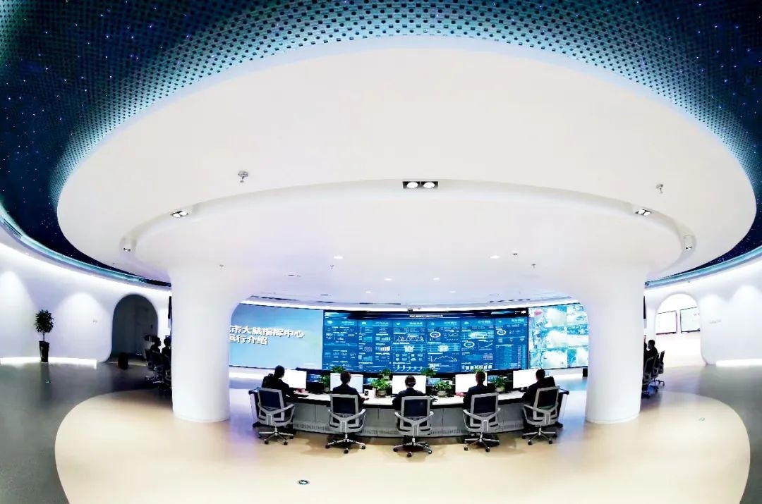 2021年2月2日，江西省撫州市東鄉(xiāng)區(qū)城市大腦指揮中心，工作人員通過(guò)城市大腦指揮平臺(tái)實(shí)時(shí)監(jiān)控、抓取、分析相關(guān)案件。