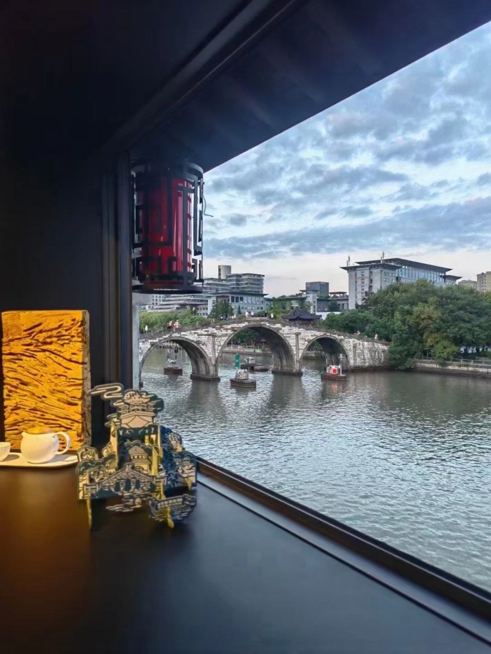 文創(chuàng)產(chǎn)品與拱宸橋。（受訪者供圖）