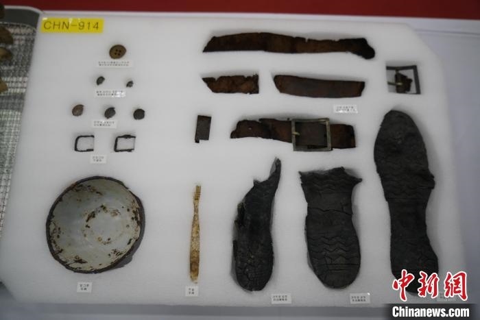 當(dāng)?shù)貢r間11月22日上午，第十批在韓中國人民志愿軍烈士遺骸裝殮儀式在韓國舉行。圖為裝殮儀式現(xiàn)場拍攝的部分志愿軍烈士遺物。中新社記者劉旭 攝