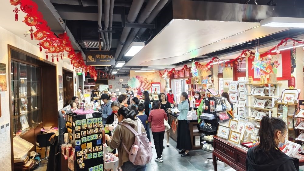 游客在天津市西青區(qū)楊柳青民俗文化館游覽。（新華社記者宋瑞 攝）