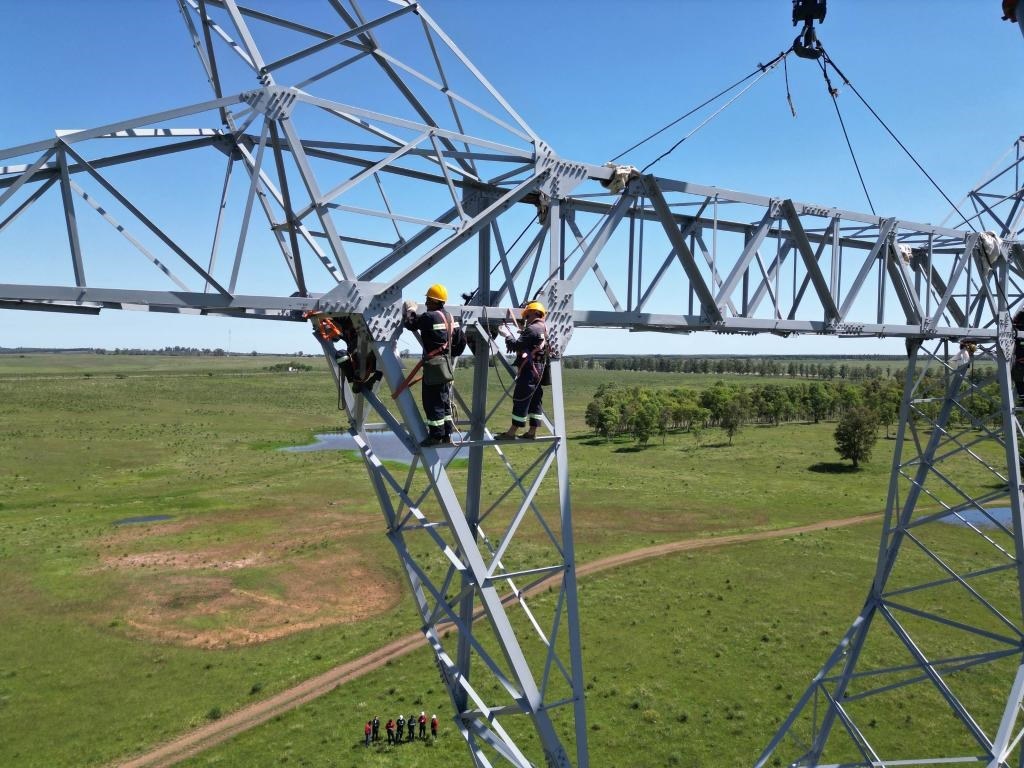 這是2023年11月15日拍攝的位于烏拉圭派桑杜省烏拉圭500千伏輸變電環(huán)網(wǎng)閉合項(xiàng)目施工現(xiàn)場。