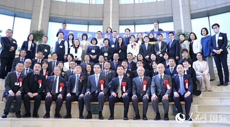 到場(chǎng)嘉賓與中國駐日本大使吳江浩合影留念。人民網(wǎng) 許可攝