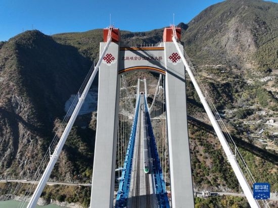 11月25日，列車通過麗香鐵路金沙江特大橋（無人機照片）。