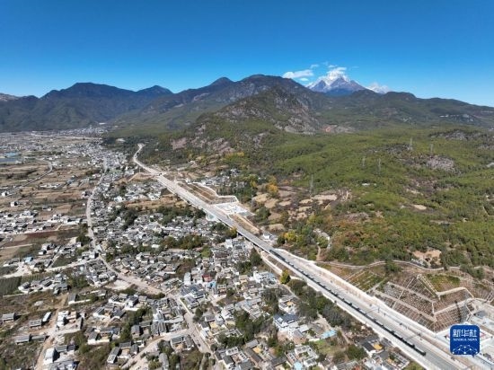 11月25日在麗江市境內(nèi)拍攝的即將開通的麗香鐵路（無人機照片）。