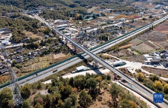 11月25日在麗江市境內(nèi)拍攝的即將開通的麗香鐵路（無人機照片）。