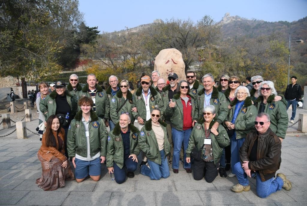 10月29日，飛虎隊(duì)老兵莫耶一行人在北京八達(dá)嶺長(zhǎng)城合影留念。當(dāng)日，美中航空遺產(chǎn)基金會(huì)訪華代表團(tuán)成員陸續(xù)抵達(dá)北京。新華社記者任超攝