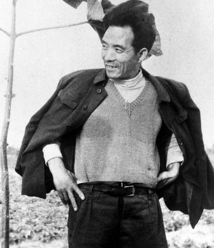 這是焦裕祿當(dāng)年滿懷豪情地在泡桐樹前留影。新華社發(fā)（1990年5月10日發(fā)）