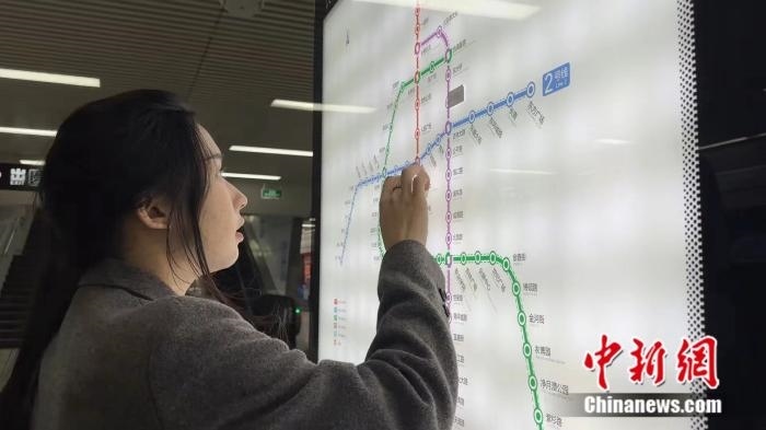 李佳夢正在坐地鐵。呂盛楠 攝