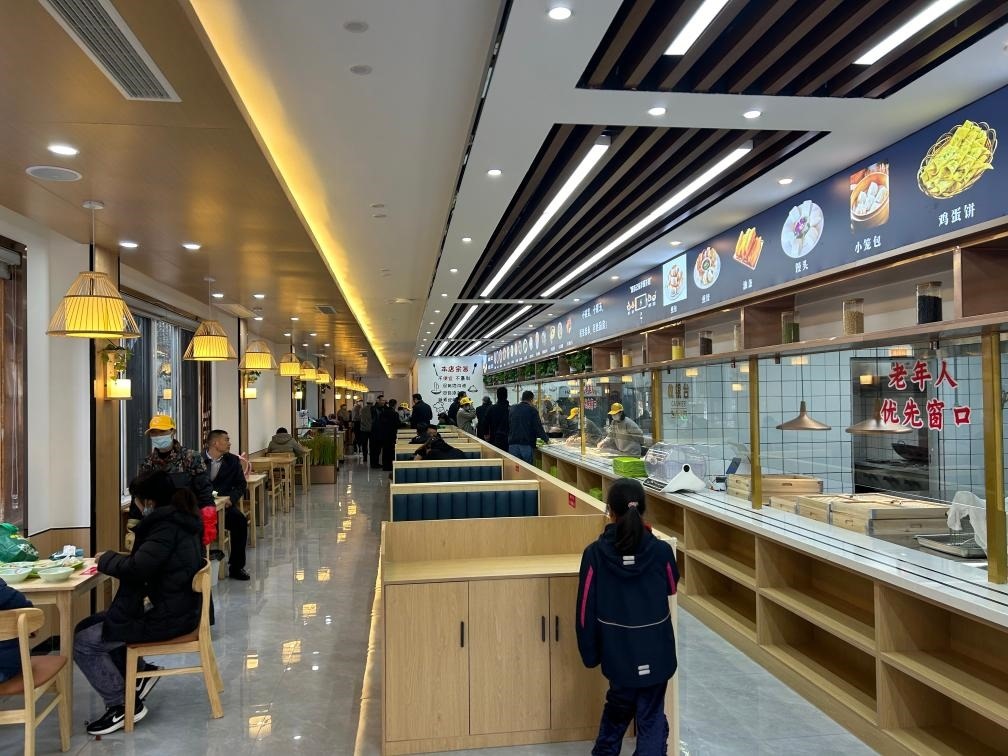 位于安徽合肥市瑤海區(qū)和平路街道綠苑社區(qū)的社區(qū)老年大食堂。（綠苑社區(qū)供圖）