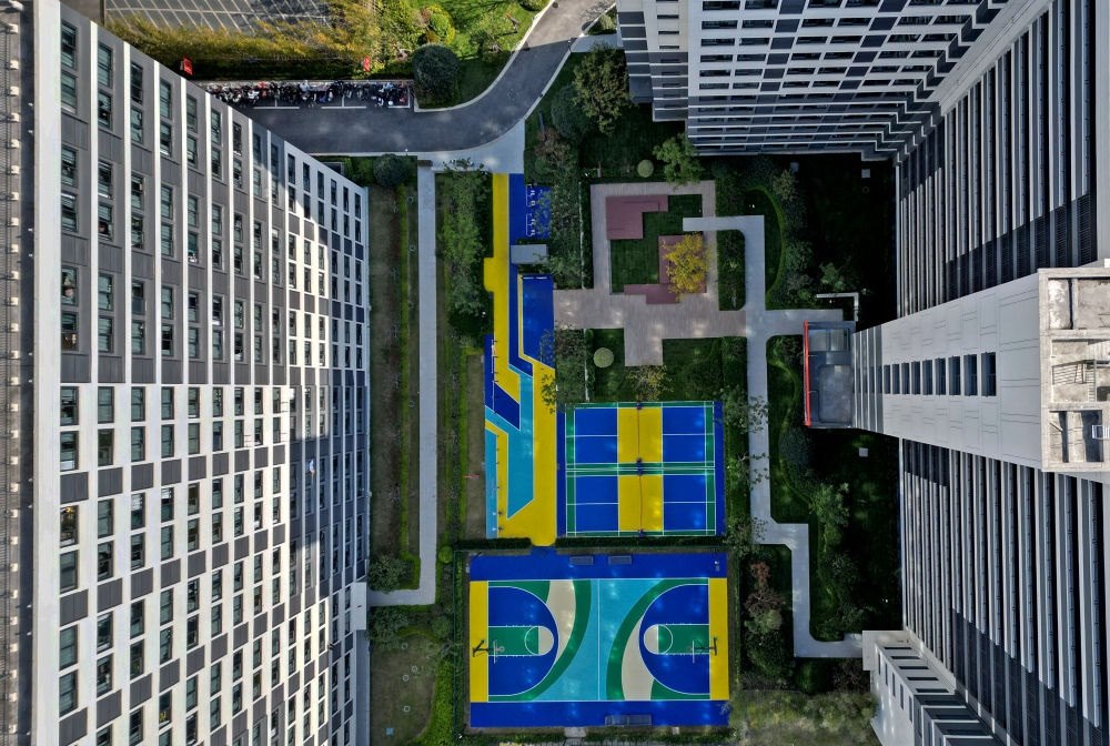 社區(qū)內(nèi)的運(yùn)動(dòng)場(chǎng)地設(shè)施（無(wú)人機(jī)照片）。