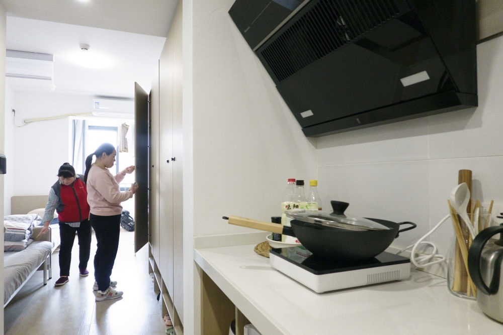 住戶(hù)在閔行區(qū)新時(shí)代城市建設(shè)者管理者之家收拾房間。