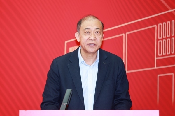 《教育踐悟錄》作者、中央財經(jīng)大學(xué)黨委書記何秀超。受訪者供圖