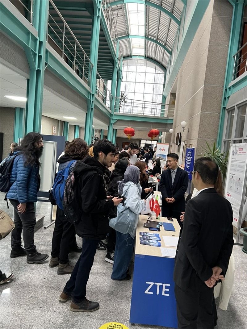 土耳其大學(xué)生在中企展臺交流。主辦方供圖