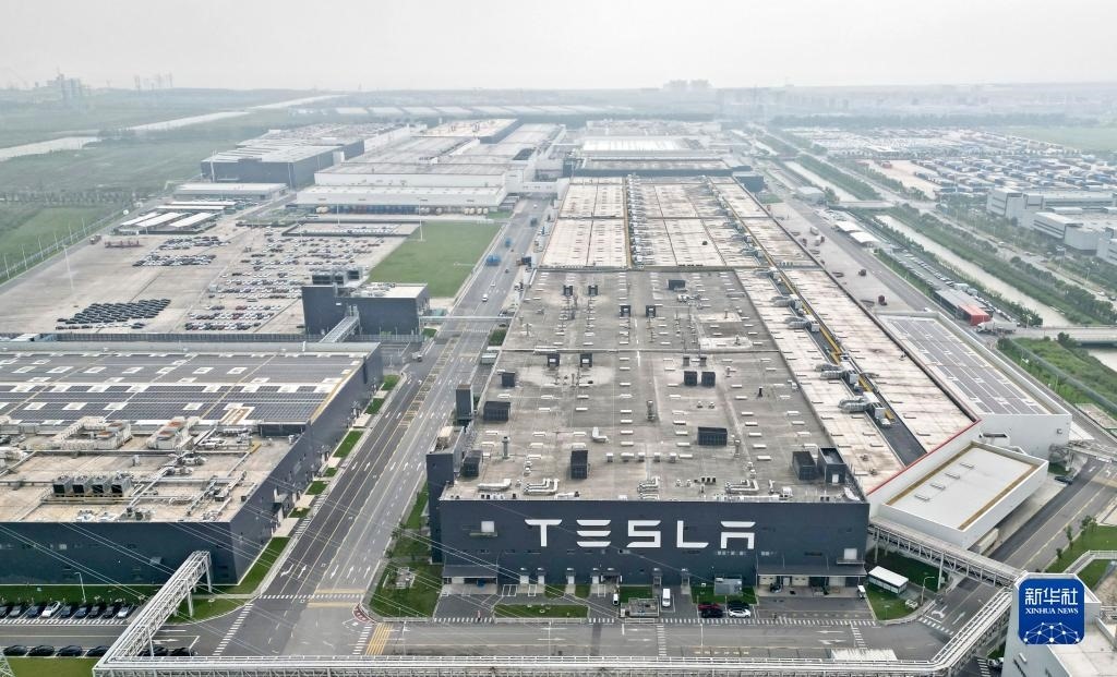 這是在中國（上海）自由貿(mào)易試驗區(qū)臨港新片區(qū)拍攝的特斯拉上海超級工廠（2023年9月26日攝，無人機照片）。新華社記者 劉穎 攝