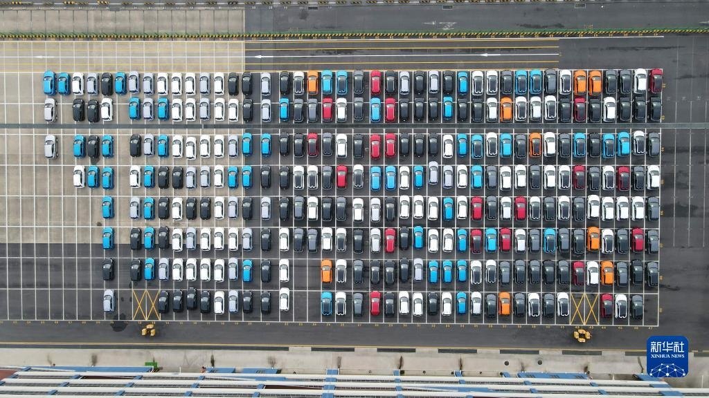 這是2023年7月9日在上海外高橋海通汽車碼頭拍攝的等待裝船運往澳大利亞的上汽MG品牌汽車和新能源車（無人機照片）。新華社記者 方喆 攝