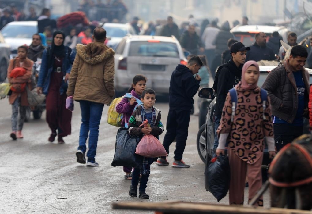 12月1日，在加沙地帶南部城市汗尤尼斯，人們?cè)谝攒娀謴?fù)軍事行動(dòng)后逃離家園。新華社發(fā)（亞西爾·庫迪攝）