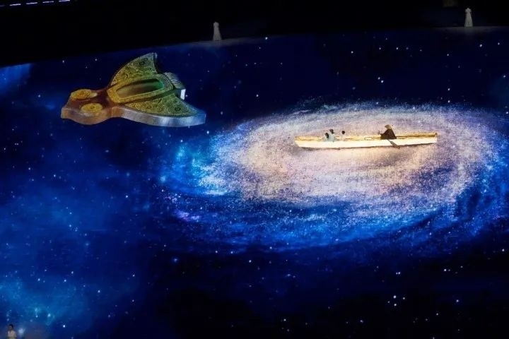 杭州第4屆亞殘運會閉幕式上，吉祥物飛飛幻化回良渚玉鳥的模樣，盤旋于夜色之中。記者 倪雁強(qiáng) 董旭明 攝