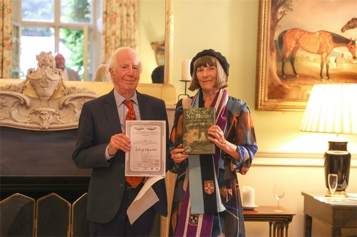 艾倫·麥克法蘭教授為漢密爾頓頒發(fā)文學類終身成就獎。雨珊攝