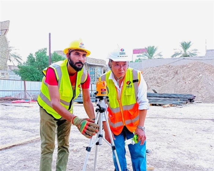 中伊工人在施工中。中國電建供圖