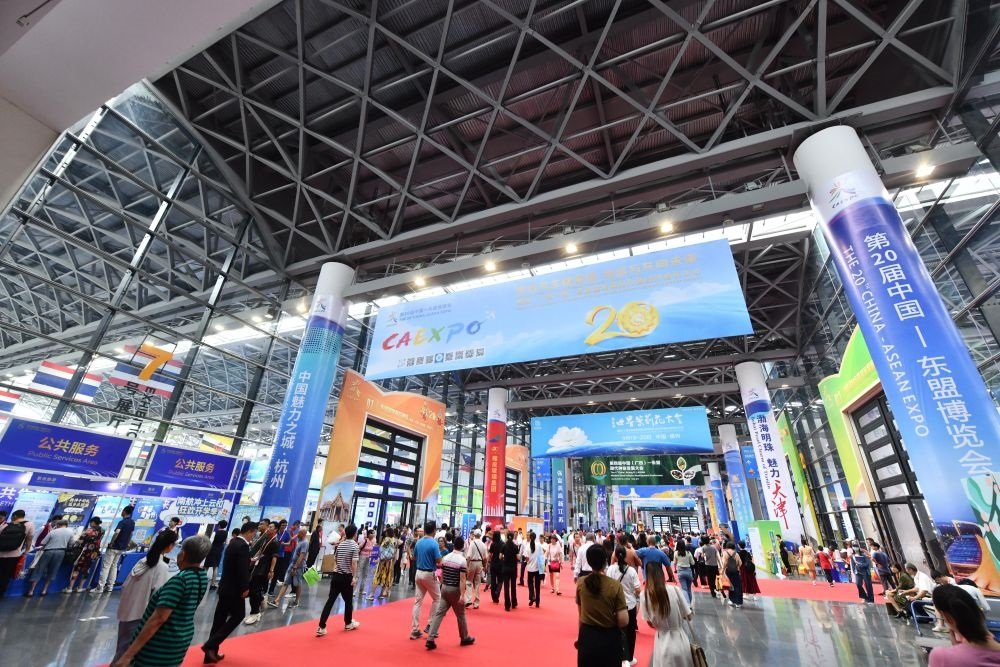 2023年9月18日，參觀者在第二十屆中國—東盟博覽會(huì)東盟商品展區(qū)選購商品。新華社記者 黃孝邦 攝