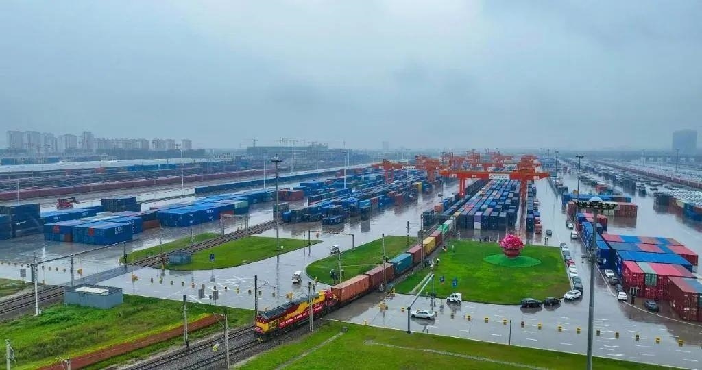 △2023年9月28日，中歐班列長(zhǎng)安號(hào)第20000列從陜西西安國(guó)際港站開出。