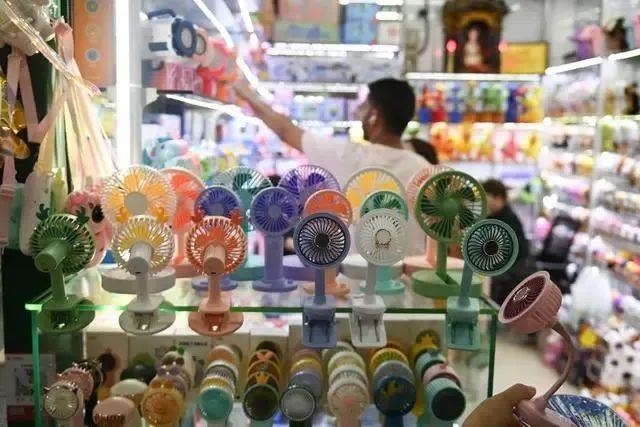 △近期，客商在浙江義烏國(guó)際商貿(mào)城采購(gòu)商品。