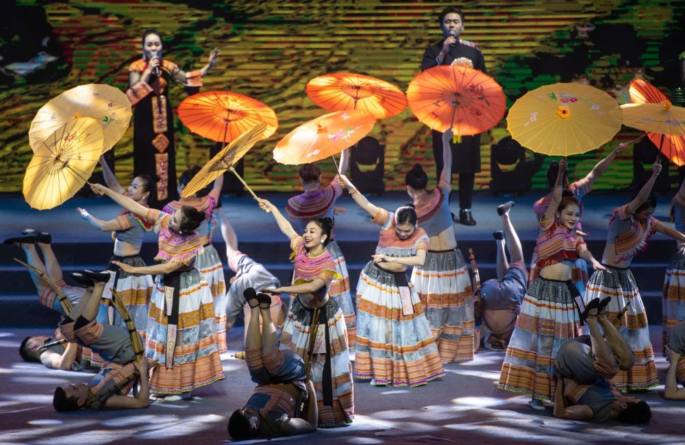 2023年1月18日，以“同心筑厚誼 攜手共發(fā)展”為主題的2023年中越跨國春節(jié)聯(lián)歡晚會(huì)在云南省紅河哈尼族彝族自治州河口瑤族自治縣舉行，越南老街省民族藝術(shù)歌舞團(tuán)的演員在晚會(huì)上表演歌舞《漂浮在云端的節(jié)日》。新華社記者 胡超 攝